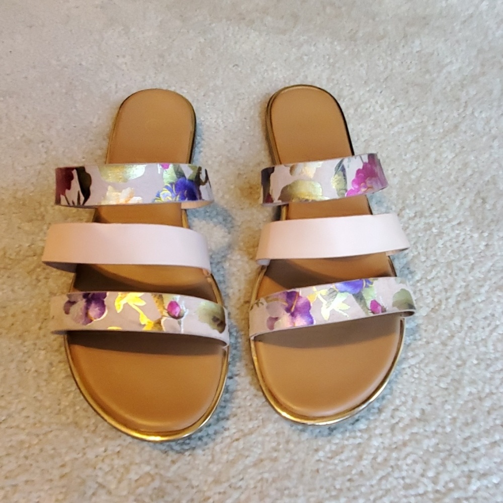 Flat sandals